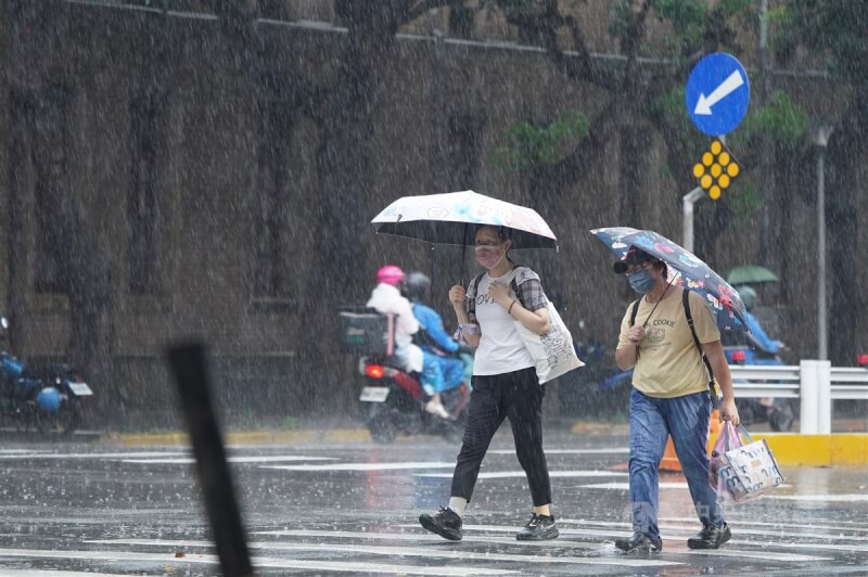 圖為台北市中正區街頭民眾撐傘避雨。（中央社檔案照片）