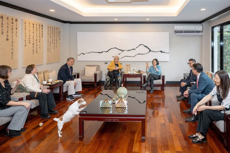 总统蔡英文29日下午在官邸，与「空中英语教室」创办人彭蒙惠叙旧，退役搜救犬「乐乐」也陪同接见。（图取自蔡英文脸书）中央社记者叶素萍传真 113年4月29日