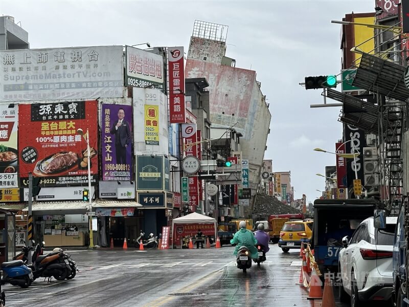 403強震及連續餘震造成花蓮多處大樓傾倒須拆除，其中富凱大飯店傾倒情形威脅附近住宅安全，花蓮縣府已緊急安排拆除。中央社記者李先鳳攝 113年4月28日