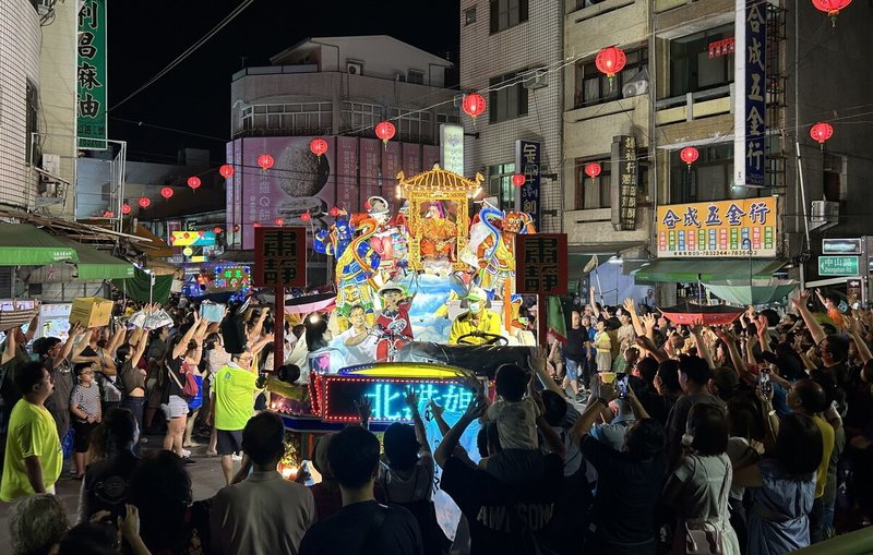 雲林縣北港朝天宮媽祖27、28日出巡，全台各地民眾參與慶典並觀看真人藝閣遊行，北港鎮成不夜城，警方也投入數百人力維安。（民眾提供）中央社記者蔡智明傳真  113年4月29日