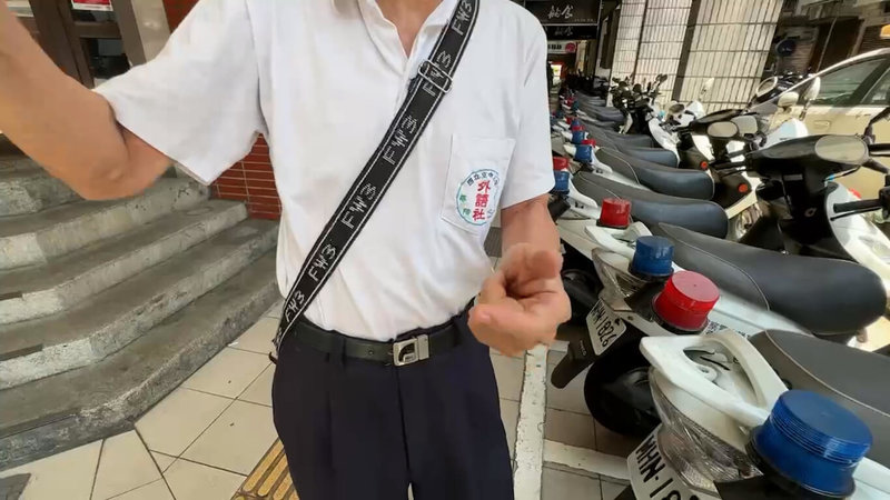 基隆市張姓男子(圖)遭控日前搭公車將婦人強拉下車還踹人,張男29日到案說明,指當時側身要繞過婦人,因為手拍著她背部收不回來,才會看起來像是他將婦人拉下車,至於對方則是因為轉身沒站穩才會跌倒,連他都被婦人壓到,當時很火大,越想越生氣才會踢了婦人一下。(讀者提供)中央社記者王朝鈺傳真 113年4月29日