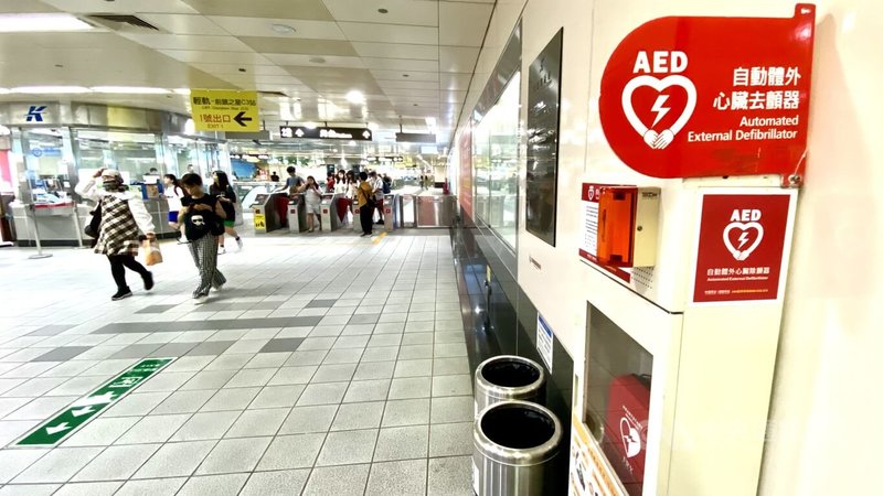 高雄市推動轄內設置自動體外心臟電擊去顫器(AED),截至民國112年止總數已達2439台,密度超過全國平均。圖為設置在高雄捷運車站票口附近的AED設備。中央社記者董俊志攝 113年4月29日