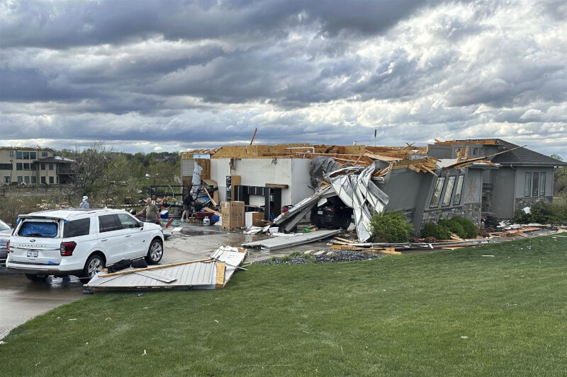 美國多處地區遭龍捲風襲擊，26日內布拉斯加州一處社區遭到嚴重破壞。（美聯社）