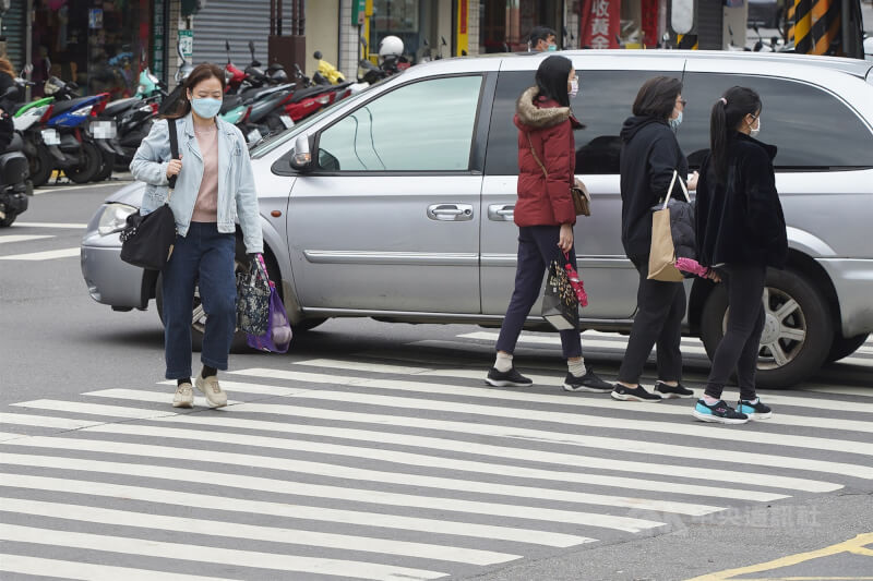 立法院交通委員會29日初審通過道路交通管理處罰條例部分條文修正草案，限縮民眾可對交通違規檢舉的項目，但部分項目仍開放檢舉。圖為民眾在台北市北投區過馬路，汽車未禮讓行人。（中央社檔案照片）