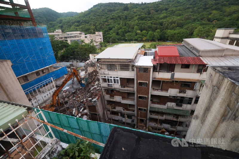 下陷的大直街民宅去年9月执行拆除作业。（中央社档案照片）