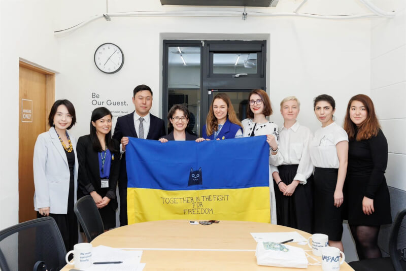 副總統當選人蕭美琴日前與烏克蘭民間組織代表見面，烏方代表送蕭美琴一面畫有戰貓圖樣的烏國國旗。（圖取自facebook.com/dppinternational）