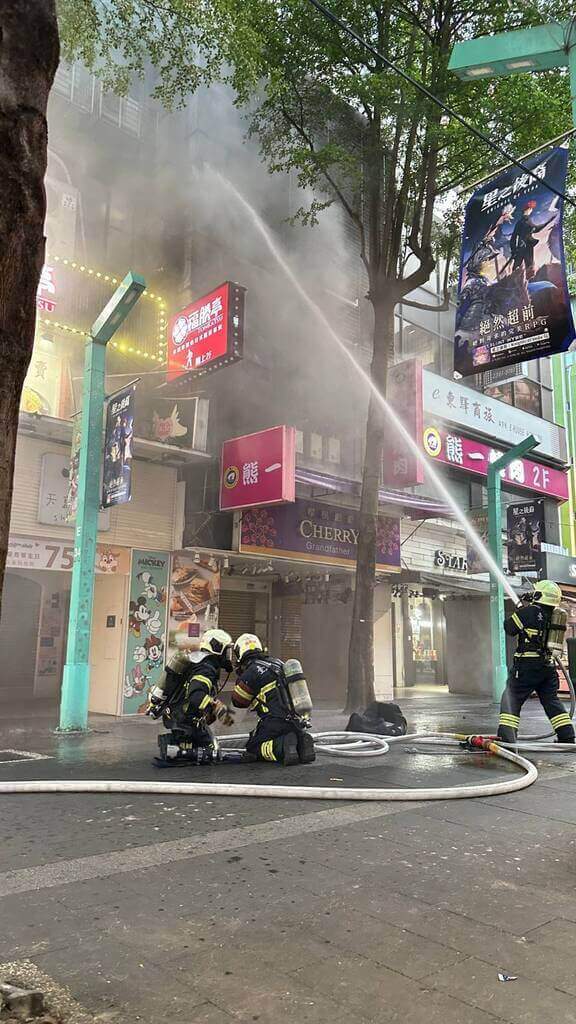 台北市西門町商圈一間餐廳29日發生火警，消防局獲報立即派員到場灌救並疏散現場人員，火勢迅速撲滅，所幸無人傷亡。（翻攝照片）中央社記者黃麗芸傳真 113年4月29日