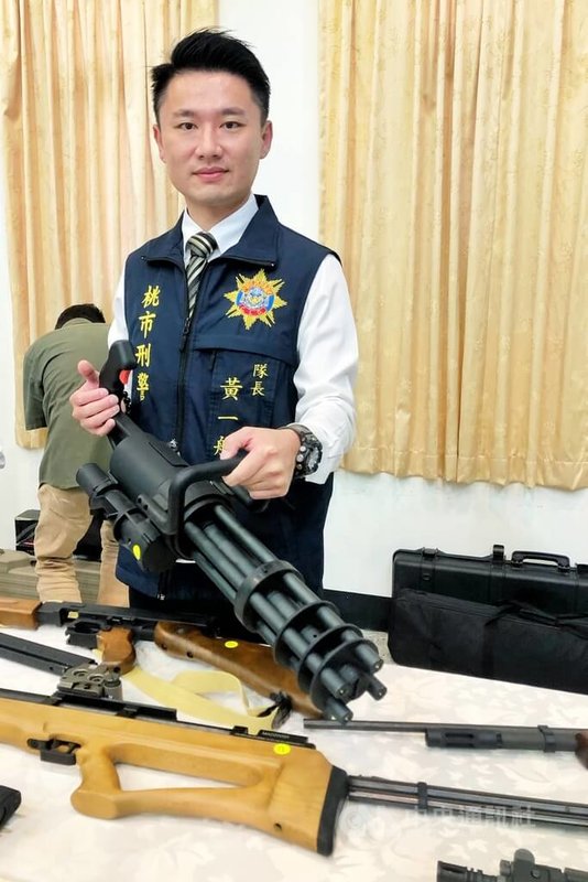 桃園市政府警察局29日舉行「雷霆除暴」專案掃蕩成果記者會,八德警分局偵查隊長黃一航表示,日前查扣42把非法改造槍枝,現場還發現少見的電動多管旋轉式機槍模型槍,只要一經改造殺傷力驚人,警方正持續查明供貨來源。中央社記者吳睿騏桃園攝 113年4月29日