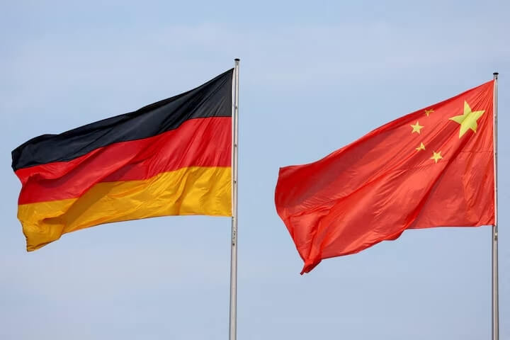 德國在一週內逮捕了4名疑似為中國效力的間諜。圖為在德國柏林飄揚的德國與中國國旗。（路透社）
