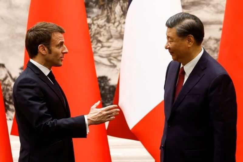 法國總統馬克宏（左）2023年4月6日在北京會晤中國國家主席習近平（右）。（路透社）