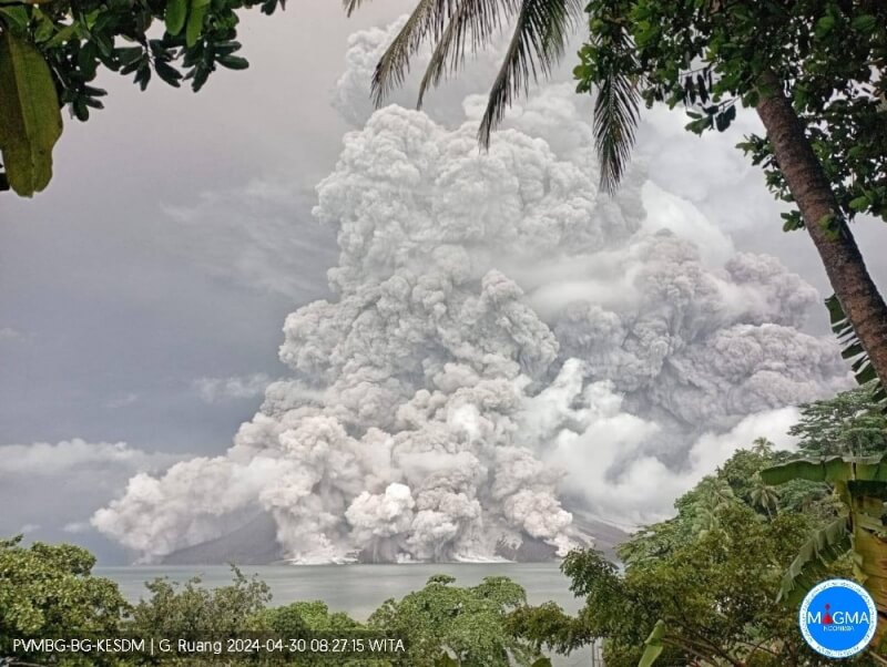 印尼魯仰火山30日再度噴發。（圖取自twitter.com/PVMBG_）
