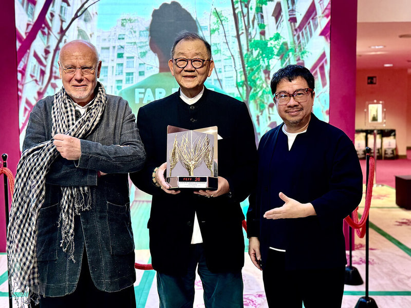 台灣資深製片人邱復生(中)獲頒第26屆義大利遠東國際影展「金桑樹終身成就獎」,開心與前威尼斯影展主席馬克穆勒(Marco Müller)(左)、國家電影及視聽文化中心董事長褚明仁(右)合影。(義大利遠東國際影展提供)中央社記者王心妤傳真 113年4月30日