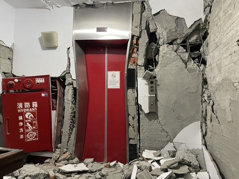 花蓮市馥邑京華大樓在0403強震後被列為紅單戶，受餘震影響受損更為加劇，電梯間嚴重扭曲變形、大樓梁柱破損明顯。（民眾提供）中央社記者張祈傳真  113年4月30日