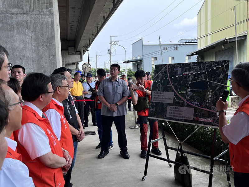 國道2號增設中路交流道,可行性研究報告9日獲行政院核定,行政院長陳建仁(前左3)等人30日前往視察,並聽取工程簡報。中央社記者葉臻攝 113年4月30日