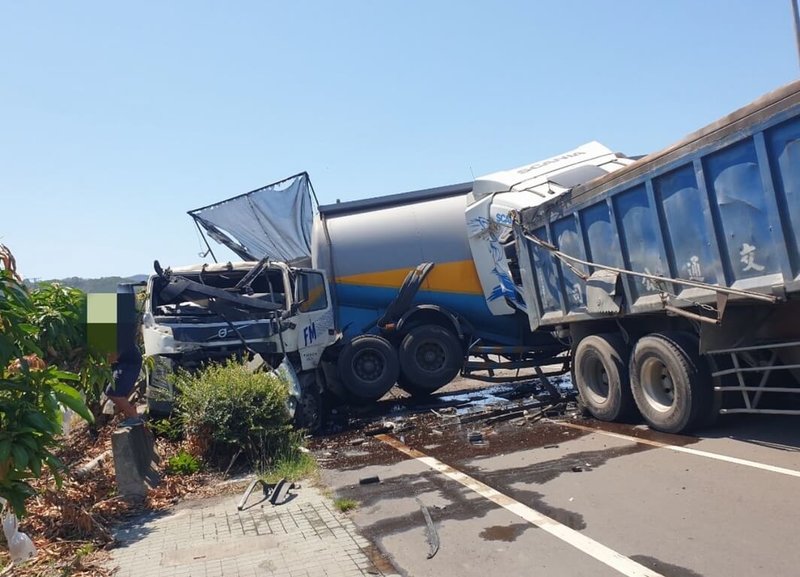 屏東縣枋山鄉台1線北上路段30日上午發生3車追撞事故，一輛砂石車追撞停等紅燈的油罐車，導致油罐車再推撞前方砂石車，油罐車張姓駕駛送醫不治。（屏東縣枋寮警分局提供）中央社記者黃郁菁傳真  113年4月30日