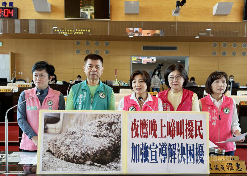 台中市議會30日召開財經業務質詢，民進黨台中市議員陳俞融（左起）、蕭隆澤、陳雅惠、張芬郁、陳淑華關心夜鷹啼叫擾民，要求農業局正視，加強宣導提出解方。中央社記者趙麗妍攝  113年4月30日