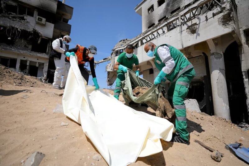 以色列軍隊經過兩週行動後從西法醫院撤出，救援人員和醫務人員8日在受損的醫院內尋找屍體。（路透社）