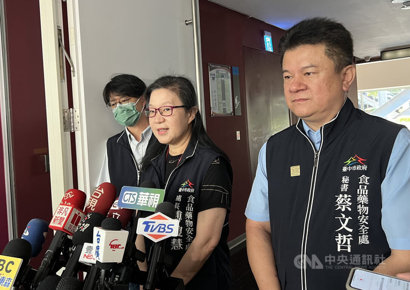 有關全大運選手發生疑似食品中毒案,台中市食品藥物安全處長傅瓊慧(中)30日上午在市政會議前接受媒體聯訪說明,衛生局在接獲醫院通報後已展開調查作業。中央社記者郝雪卿攝 113年4月30日