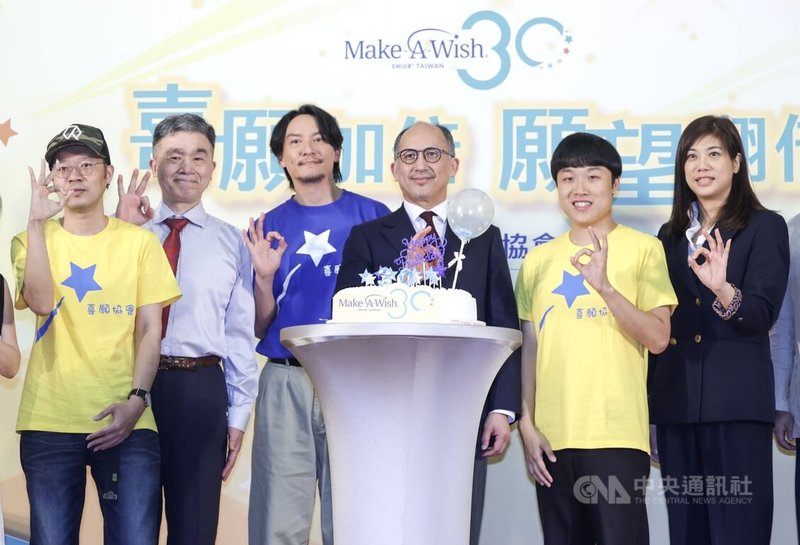 喜願協會30日在台北舉行記者會,發布圓夢影響力報告,喜願兒現場分享圓夢計畫帶來的正向情緒轉變,受邀擔任公益大使的藝人張震(左3)出席,呼籲社會各界共同為病童帶來前進的力量。中央社記者裴禛攝 113年4月30日