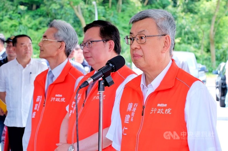 行政院長陳建仁（右）30日上午在桃園龜山接受媒體聯訪表示，對於中國在海域進行的騷擾狀況相關單位都有掌握，政府112年8月就有全盤恢復兩岸旅遊規劃，等待中國釋出善意。中央社記者吳睿騏桃園攝  113年4月30日