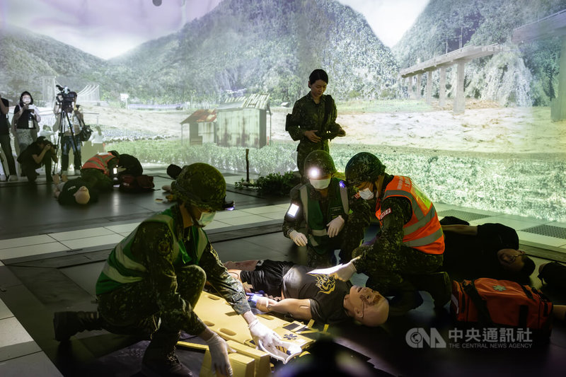國防醫學院衛勤訓練中心30日舉辦媒體邀訪活動，人員展示不同戰場敵火及災難事故情境下的傷患救護演練。中央社記者翁睿坤攝  113年4月30日