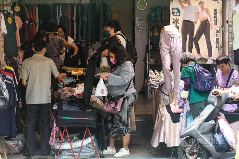 主計總處公布的第1季經濟成長率概估為6.51%，較2月預測數增加0.59個百分點，且為近11季最佳表現，主因是出口明顯優於預期，民間消費也維持熱度。圖為民眾到台北市中山區傳統市場採買商品。中央社記者吳家昇攝  113年4月30日