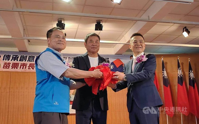 苗栗市第12屆市長補選當選人余文忠(右)30日宣誓就職,會中由苗栗縣長鍾東錦(中)監交,余文忠從代理市長葉志航(左)手中接過印信,完成交接。中央社記者管瑞平攝 113年4月30日