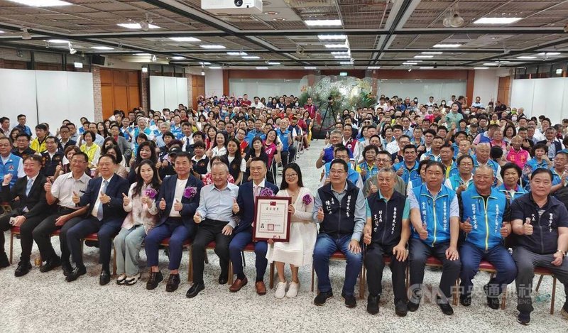 第12屆苗栗市長補選當選人余文忠(前左7)30日正式宣誓就職,現任苗栗縣長鍾東錦(前左5)、前苗栗縣長徐耀昌(前左6)等人出席觀禮。中央社記者管瑞平攝 113年4月30日