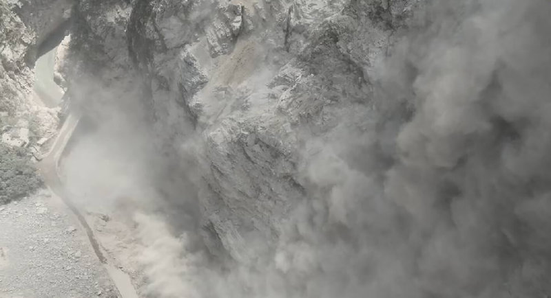 台8線174.1公里處流芳橋路段對岸山壁30日發生持續性落石,現場煙塵瀰漫,不時有飛石噴飛至道路側。(公路局東區養護工程分局提供)中央社記者張祈傳真 113年4月30日