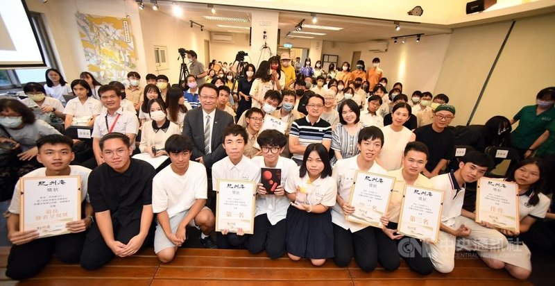 連續舉辦7年、由紀州庵文學森林主辦的「我編故我在-第7屆紀州庵高中校刊競賽」,即日起開放報名徵件至6月28日截止。圖為往年競賽頒獎典禮活動期間,參與師生合影留念。(紀州庵文學森林供)中央社記者邱祖胤傳真 113年4月30日