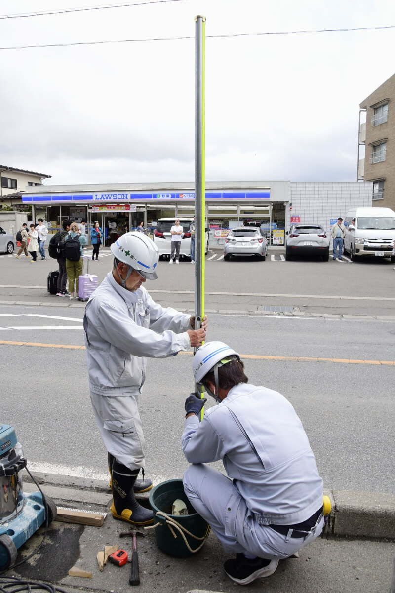 日本工人4月30日開始設置遮擋富士山的大型黑色布幕。（共同社）