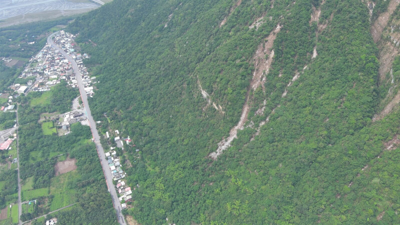 花蓮0403強震後，秀林鄉崇德村無人載具空拍影像。（圖取自農村水保署網頁ardswc.gov.tw）