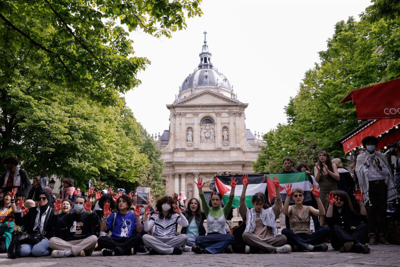 支持巴勒斯坦人的抗议群众29日占领巴黎梭尔邦大学。（安纳杜鲁新闻社）