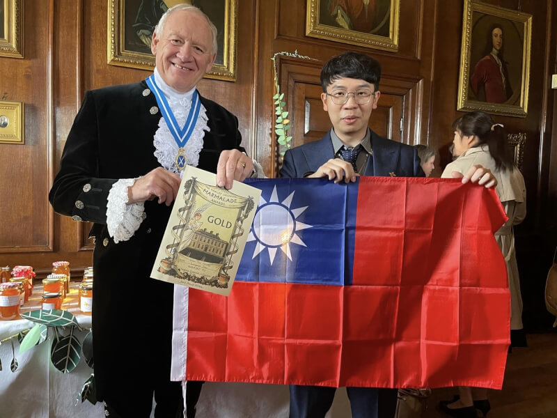 台南青農林韡勳（右）今年在英國世界柑橘類果醬大賽使用酒類食材組競賽獲得金牌。（圖取自facebook.com/sweetjadejam）