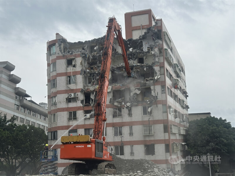 花蓮市統帥大樓震後傾倒，27日施工拆除。（中央社檔案照片）