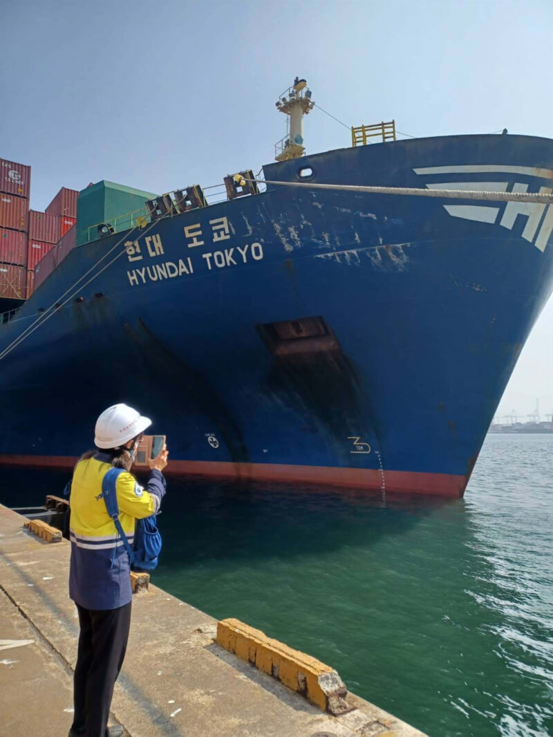 賽普勒斯籍貨櫃船「現代東京輪」去年3月20日靠泊時撞上高雄港碼頭，引水人事後被測出有酒精反應。（航港局南部航務中心提供）