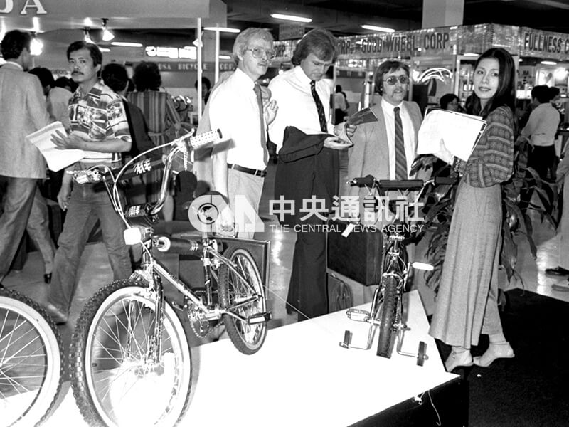 第一屆台灣車輛及零配件展售會中展出的不鏽鋼折疊式自行車，深受外商的喜愛。中央社記者馮國鏘攝 73年5月1日