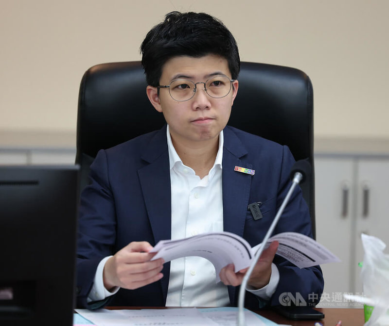 台北市議會工務委員會30日進行「京華城容積弊案究責進度」專案報告,社民黨籍議員苗博雅(圖)會中直指京華城不符合任何法定容積獎勵資格,所以北市府用「創設」兩字,等同量身打造條件送容積。中央社記者張新偉攝 113年4月30日
