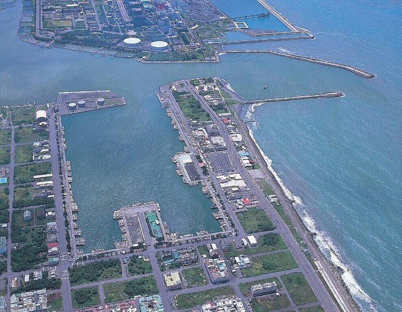 高雄興達港近海泊區是當地漁船主要停靠區域，歷經逾30年使用損壞嚴重，高市府逐步進行改善工程，最後一段約200公尺範圍，設計與工程經費8000萬元，漁業署補助5成。（邱志偉服務處提供）中央社記者蔡孟妤傳真  113年4月30日