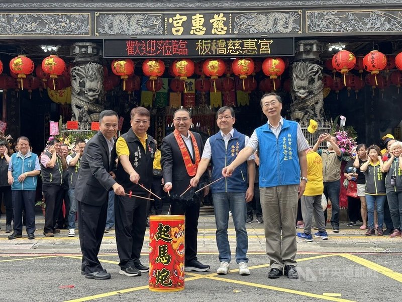 適逢農曆3月23日天上聖母聖誕，新北市長侯友宜（前中）1日到板橋慈惠宮參拜祈福，並點燃起馬炮，恭請媽祖遶境起駕。中央社記者高華謙攝  113年5月1日