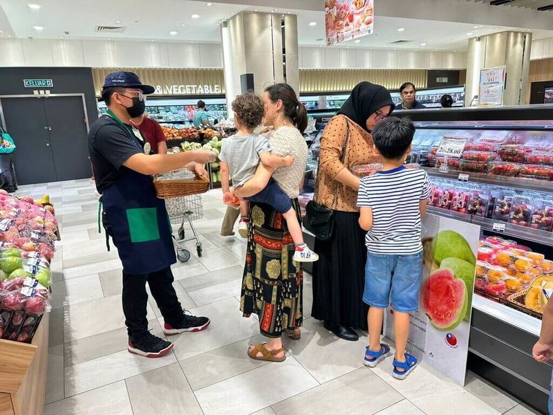 高雄農產拓展星馬市場，農業局今年持續在新加坡NTUC超市舉辦推介活動，並首次上架馬來西亞QRA超市。（高雄市農業局提供）中央社記者蔡孟妤傳真  113年5月1日