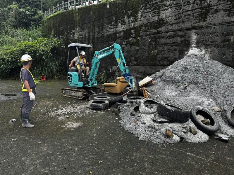 新北市新店青潭是大台北地區愛好游泳及各大水上救生團體常訓場域，日前疑遭人傾倒垃圾及棄置水泥等，周邊還被私蓋廁所。新北市府日前獲報隨即派員前往取締開罰，1日也調派廠商代為清除水泥。（高灘處提供）中央社記者王鴻國傳真  113年5月1日