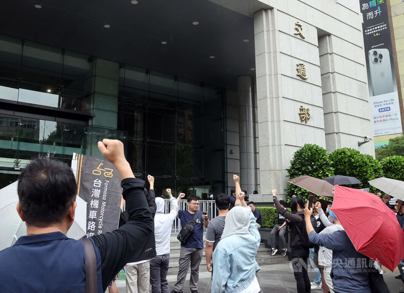 多個路權團體1日發起「五月零壹 交通起義」行動,號召用路人到交通部前集結抗議,爭取歸還大型重機行駛高速公路權利、廢除內側車道禁行機車條款以及駕訓制度改革等,與會者現場高喊「道路解嚴」等口號。中央社記者郭日曉攝 113年5月1日
