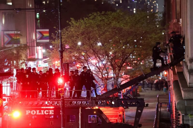紐約警方30日晚間進入被哥倫比亞大學示威學生占領的漢密爾頓大樓。（路透社）