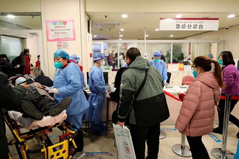 圖為民眾在中國北京一間醫院排隊接受治療。（路透社）