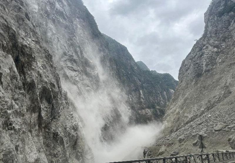 台8線中橫公路174.1公里處流芳橋路段1日下午持續有大規模岩屑坍滑,坍方量約5600立方公尺,目前正持續清坍。(東區養護工程分局提供)中央社記者張祈傳真 113年5月1日