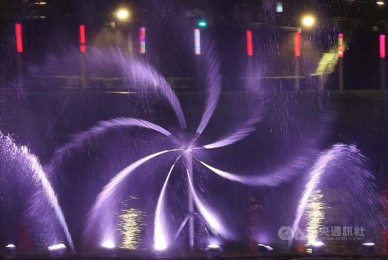 台北市政府首创的水舞嘉年华1日起在锡口码头彩虹桥登场，活动期间每晚都有水舞展演，一路演出到6月30日嘉年华闭幕为止。中央社记者张新伟摄　113年5月1日
