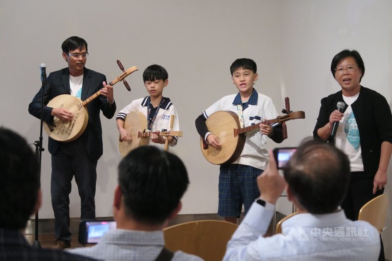 屏东恒春民谣艺师团访问纽约，4月30日在驻纽约办事处举办「民谣与月琴的相遇」工作坊，示范月琴弹唱。中央社记者尹俊杰纽约摄  113年5月1日