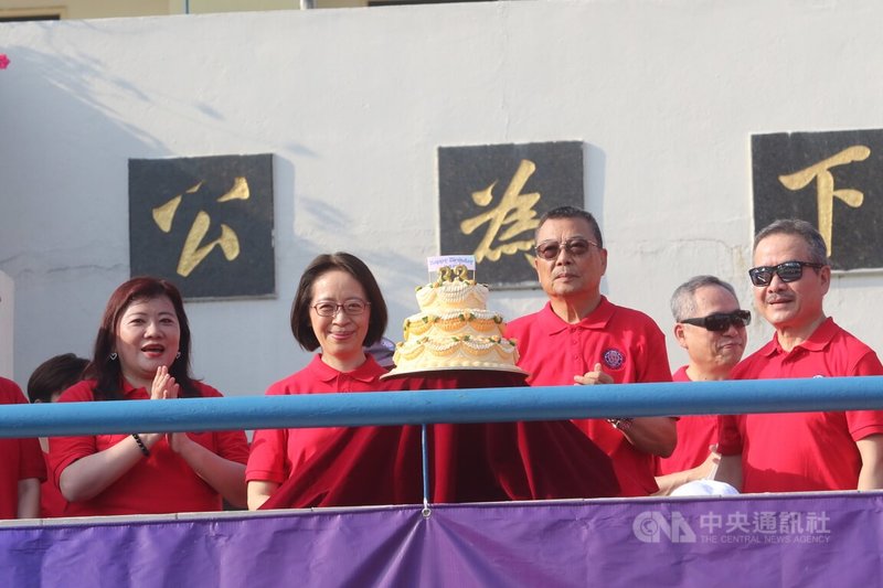 吉隆坡台湾学校1日举行33周年校庆暨运动会，图为台校庆祝的生日蛋糕。中央社记者黄自强吉隆坡摄  113年5月1日