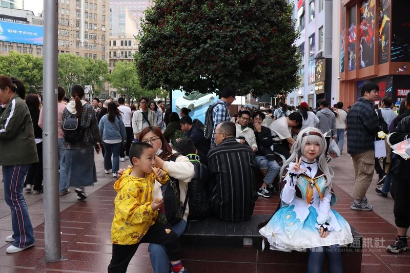 「五一」假期首日，上海天气不错，南京路步行街满是游客，不少Coser也打扮成动漫角色出现在其中。中央社记者张淑伶上海摄  113年5月1日